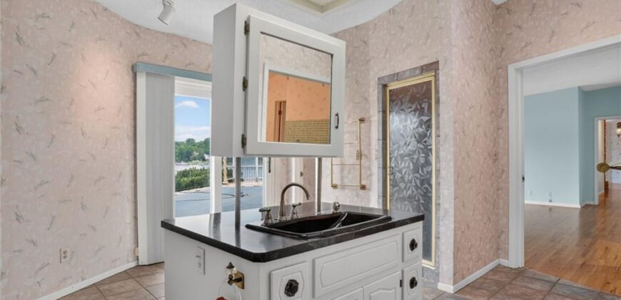 1109 NW South Shore Drive, Lake Waukomis, MO 64151
