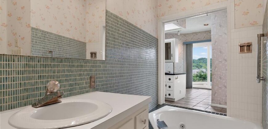 1109 NW South Shore Drive, Lake Waukomis, MO 64151