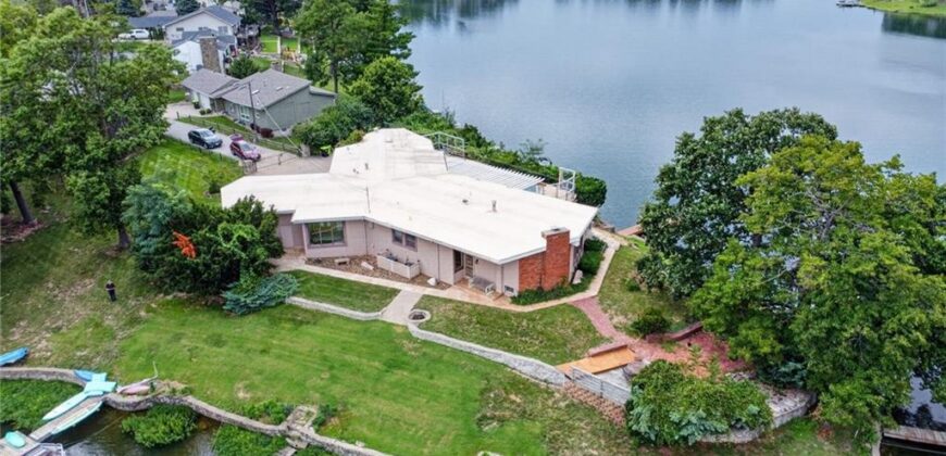 1109 NW South Shore Drive, Lake Waukomis, MO 64151