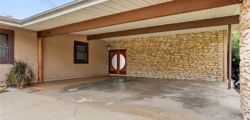 1109 NW South Shore Drive, Lake Waukomis, MO 64151