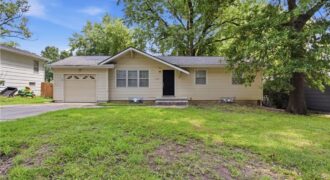 423 Monterey Avenue, Liberty, MO 64068
