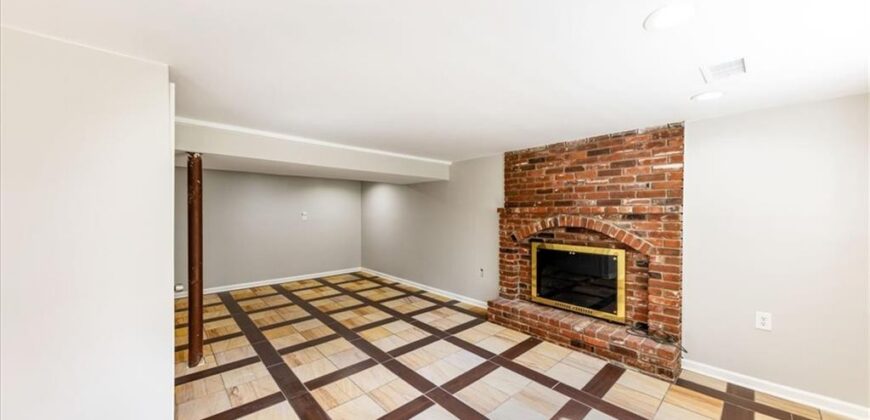 6739 NW Hilldale Drive, Kansas City, MO 64151