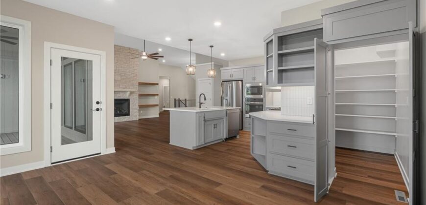 13548 Terrace Park Drive, Parkville, MO 64152