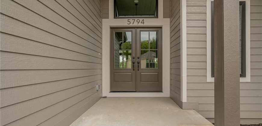 13548 Terrace Park Drive, Parkville, MO 64152