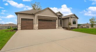 13548 Terrace Park Drive, Parkville, MO 64152