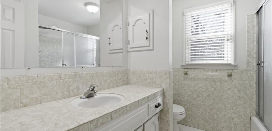 1038 N Woodland Court, Kansas City, MO 64118