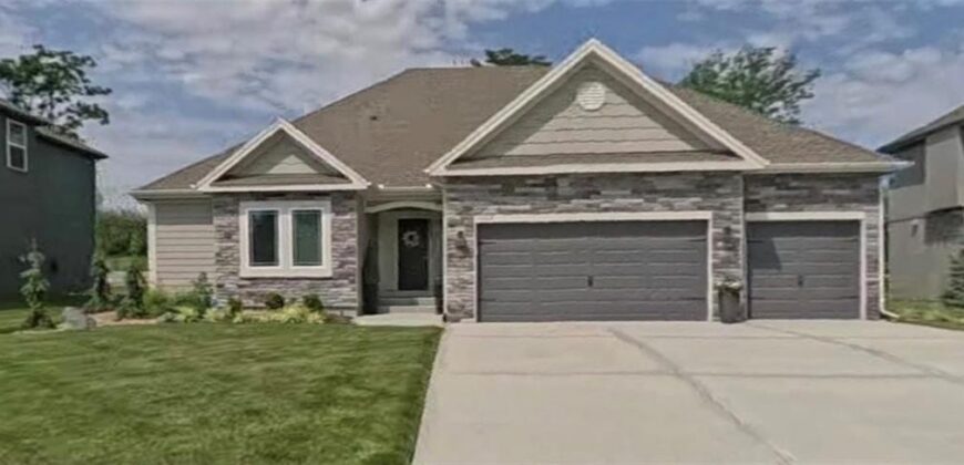 10322 N Winchester Avenue, Kansas City, MO 64156