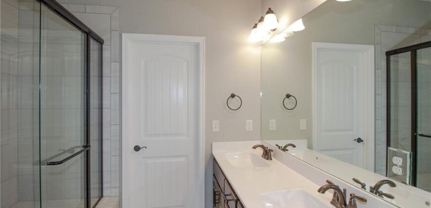 8911 N Monroe Avenue, Kansas City, MO 64156