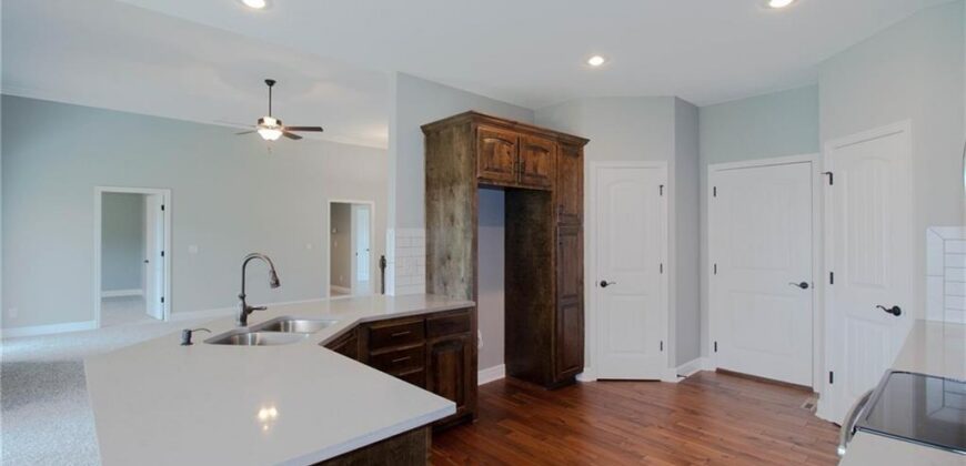 8911 N Monroe Avenue, Kansas City, MO 64156