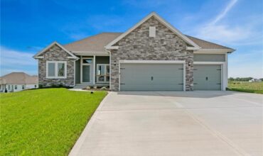 9014 N Monroe Avenue, Kansas City, MO 64156