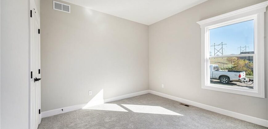 10101 N Oakland Avenue, Kansas City, MO 64157