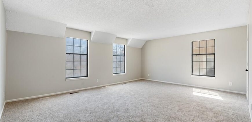 8240 NW Birch Lane, Kansas City, MO 64151