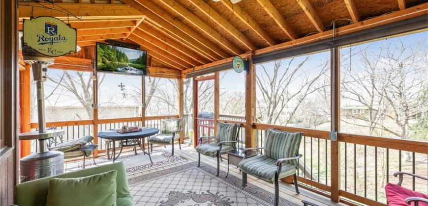 10400 River Hills Drive, Parkville, MO 64152
