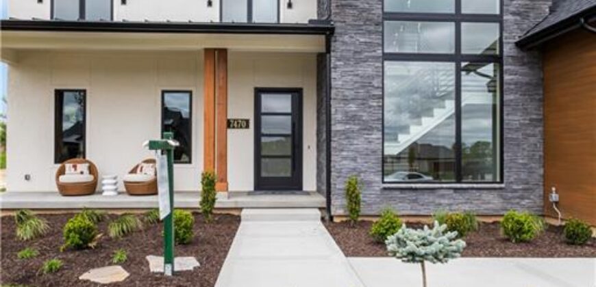 7470 NW Fawn Avenue, Parkville, MO 64152