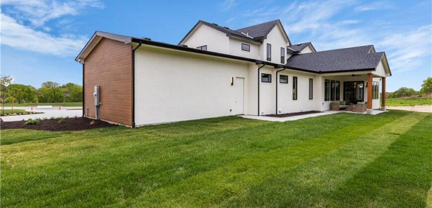 7470 NW Fawn Avenue, Parkville, MO 64152