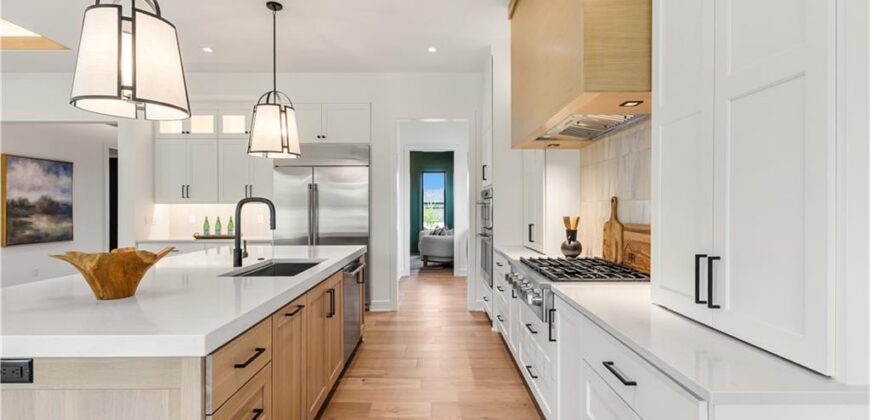7470 NW Fawn Avenue, Parkville, MO 64152