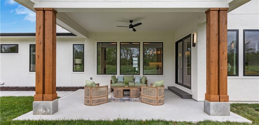 7470 NW Fawn Avenue, Parkville, MO 64152