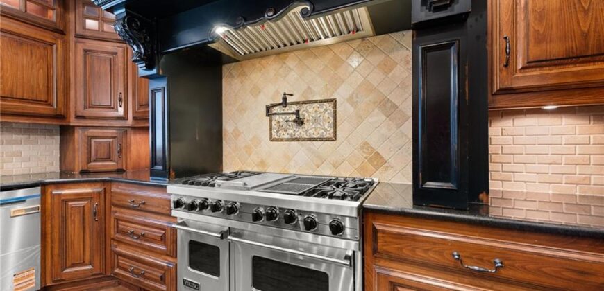 6930 NW WHITE PINE Circle, Parkville, MO 64152