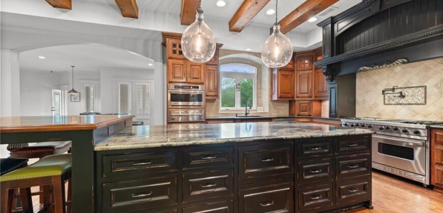6930 NW WHITE PINE Circle, Parkville, MO 64152