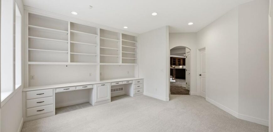 6930 NW WHITE PINE Circle, Parkville, MO 64152