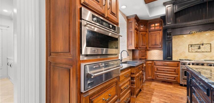 6930 NW WHITE PINE Circle, Parkville, MO 64152