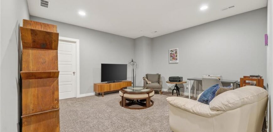 8125 N Farley Avenue, Kansas City, MO 64158