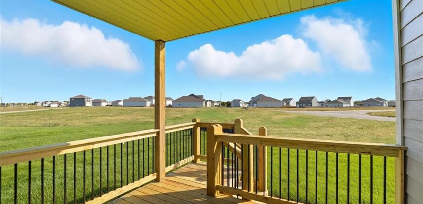 302 Lake Meadows Drive, Smithville, MO 64089