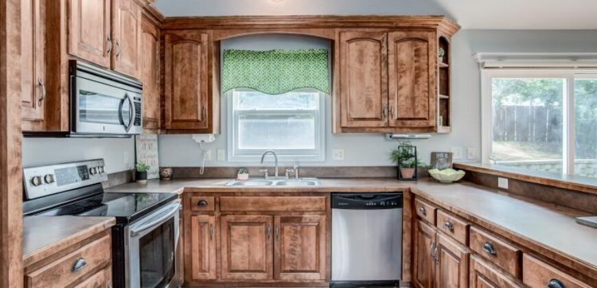 18109 Guinevere Court, Smithville, MO 64089
