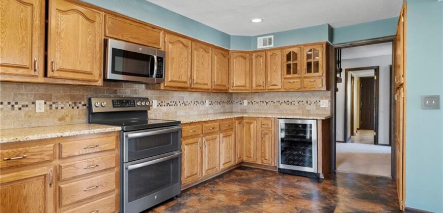 7616 NW Eastside Drive, Weatherby Lake, MO 64152