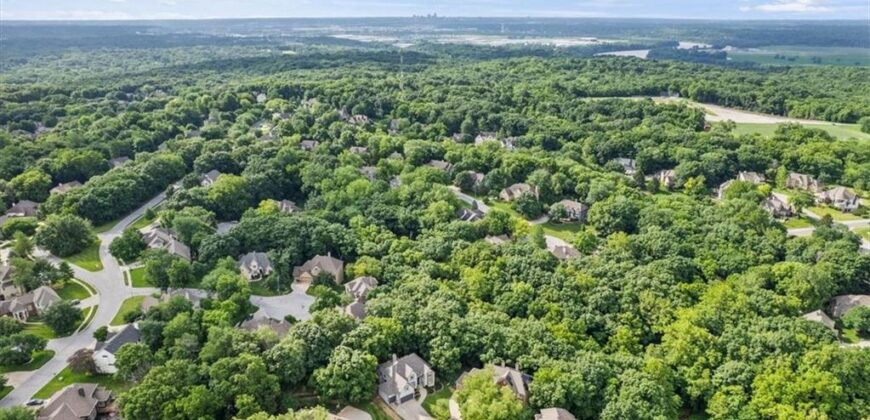 5812 NW Hickory Place, Parkville, MO 64152