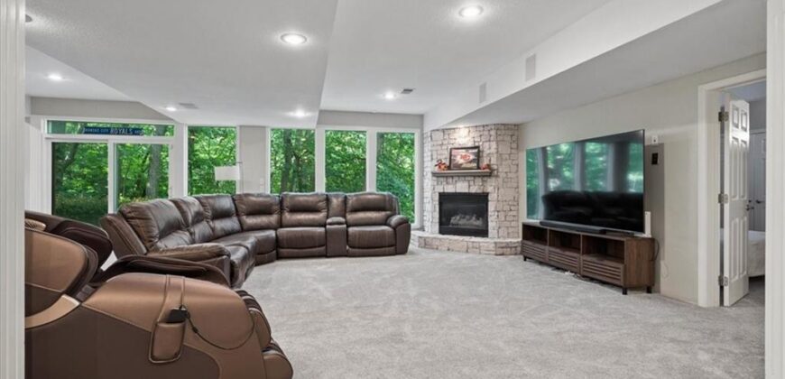 5812 NW Hickory Place, Parkville, MO 64152