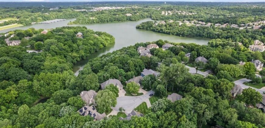 5812 NW Hickory Place, Parkville, MO 64152