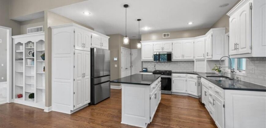 5812 NW Hickory Place, Parkville, MO 64152