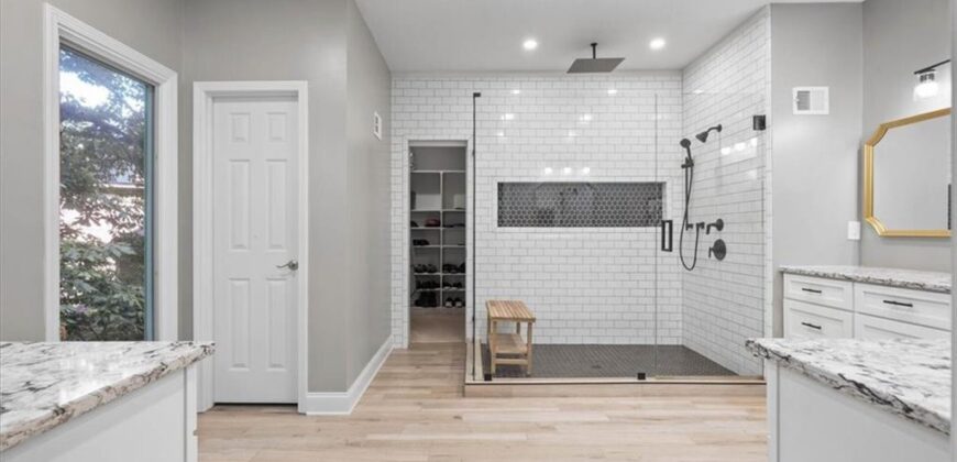 5812 NW Hickory Place, Parkville, MO 64152