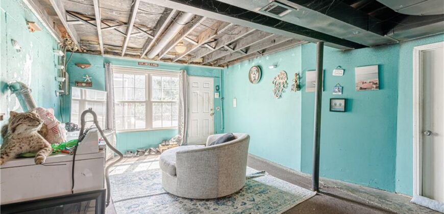 8033 N Harrison Lane, Kansas City, MO 64118