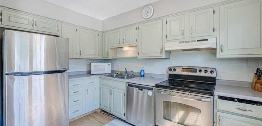 8033 N Harrison Lane, Kansas City, MO 64118