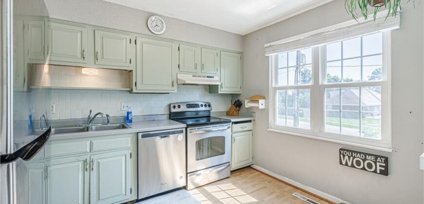 8033 N Harrison Lane, Kansas City, MO 64118