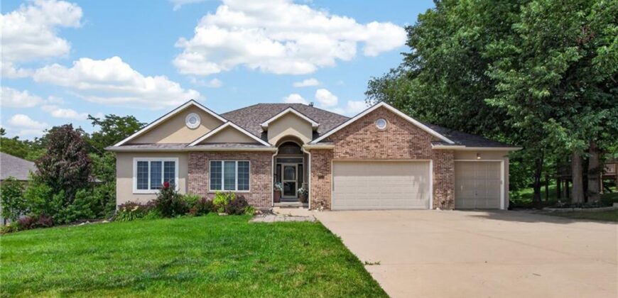 10402 NW River Hills Drive, Parkville, MO 64152