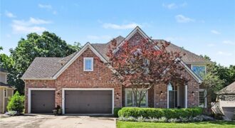 8033 Clearwater Drive, Parkville, MO 64152