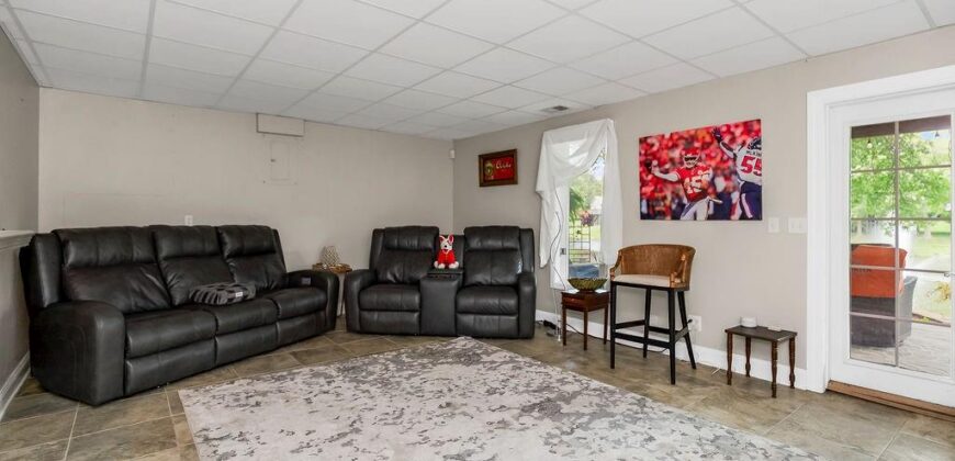 6300 NW 82nd Court, Kansas City, MO 64151
