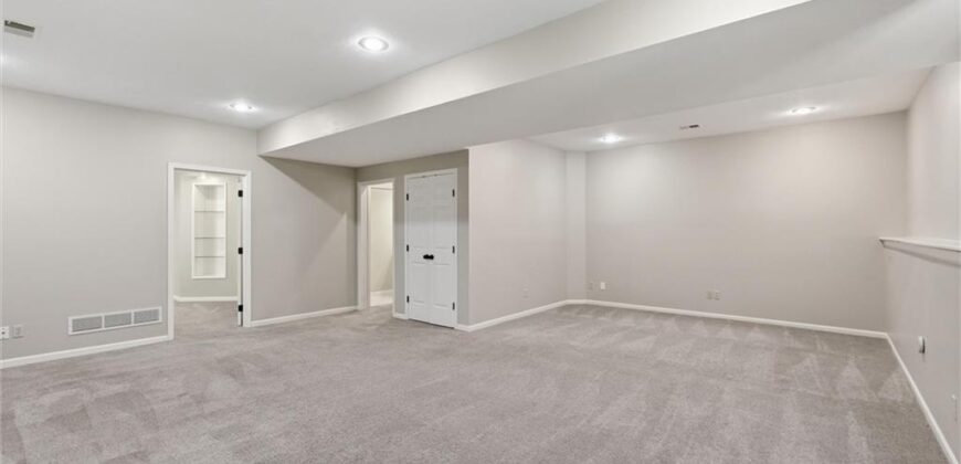 8260 N Woodland Avenue, Kansas City, MO 64118