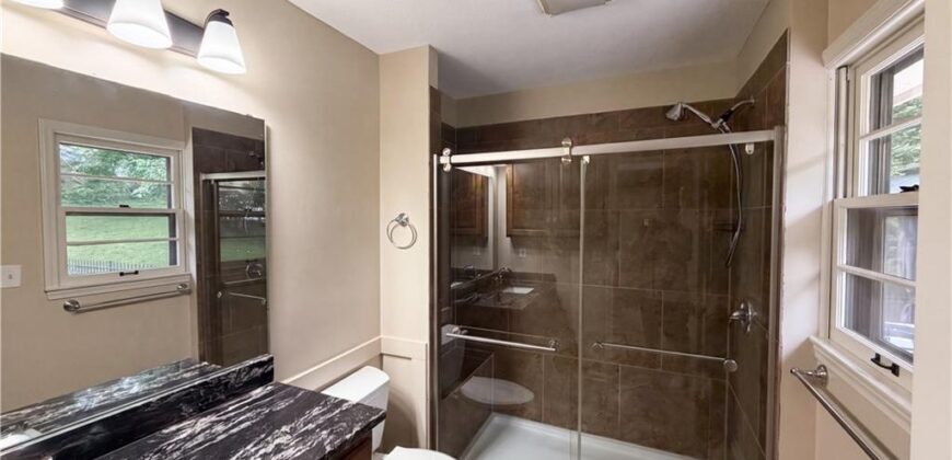 4321 NW Briarcliff Lane, Kansas City, MO 64116