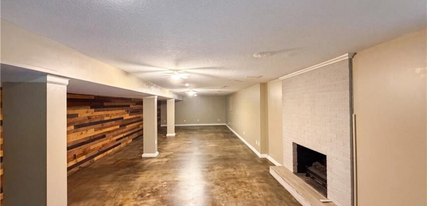 4321 NW Briarcliff Lane, Kansas City, MO 64116