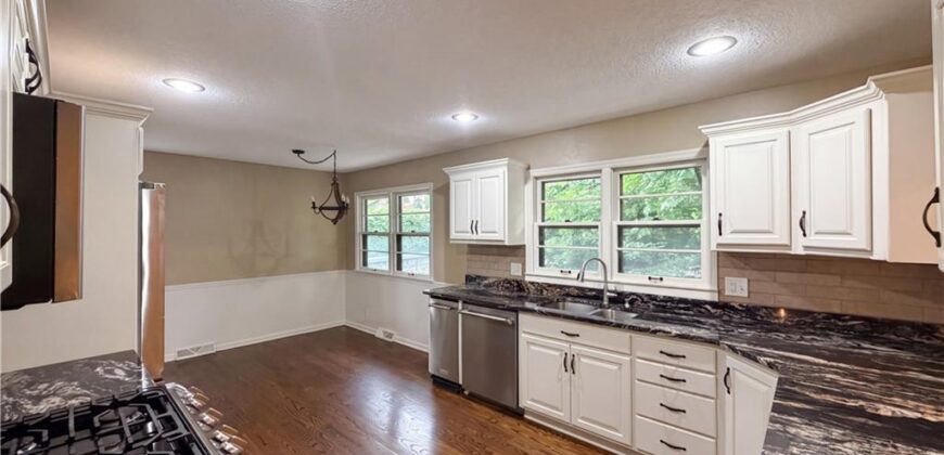 4321 NW Briarcliff Lane, Kansas City, MO 64116