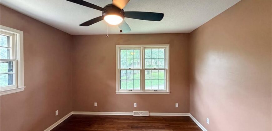 4321 NW Briarcliff Lane, Kansas City, MO 64116