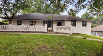 4321 NW Briarcliff Lane, Kansas City, MO 64116