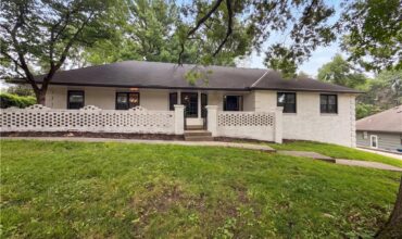 4321 NW Briarcliff Lane, Kansas City, MO 64116
