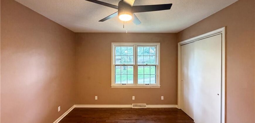 4321 NW Briarcliff Lane, Kansas City, MO 64116