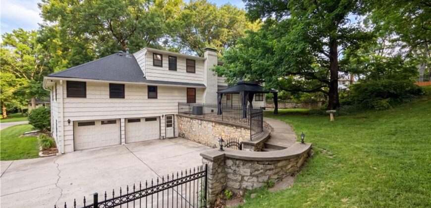 4321 NW Briarcliff Lane, Kansas City, MO 64116