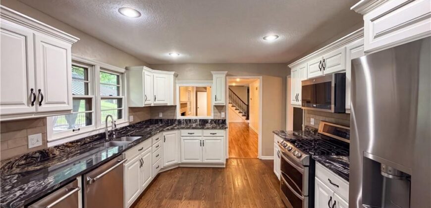 4321 NW Briarcliff Lane, Kansas City, MO 64116